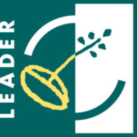 Logotyp LEADER - działania realizowanego w ramach Programu Rozwoju Obszarów Wiejskich na lata 2014-2020 (PROW 2014-2020), czyli wspierany ze środków Europejskiego Funduszu Rolnego na rzecz Rozwoju Obszarów Wiejskich (EFRROW) rozwój lokalny kierowany przez społeczność (RLKS).